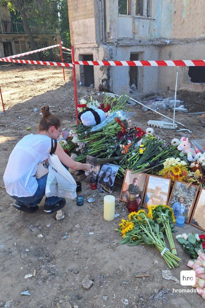 Принесли квіти та дитячі іграшки: у Києві люди вшанували пам'ять загиблих внаслідок обстрілу РФ. Фото та відео