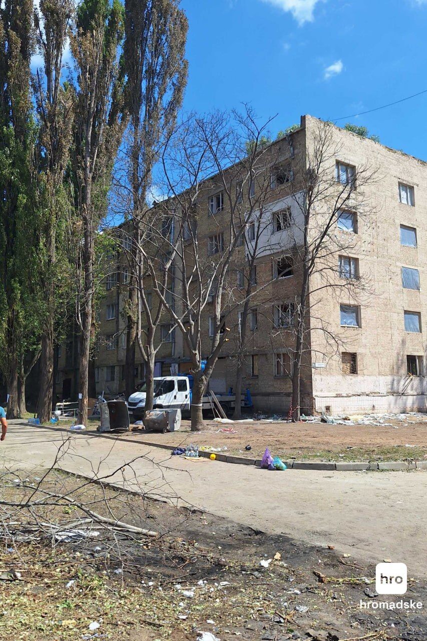 Принесли квіти та дитячі іграшки: у Києві люди вшанували пам'ять загиблих внаслідок обстрілу РФ. Фото та відео