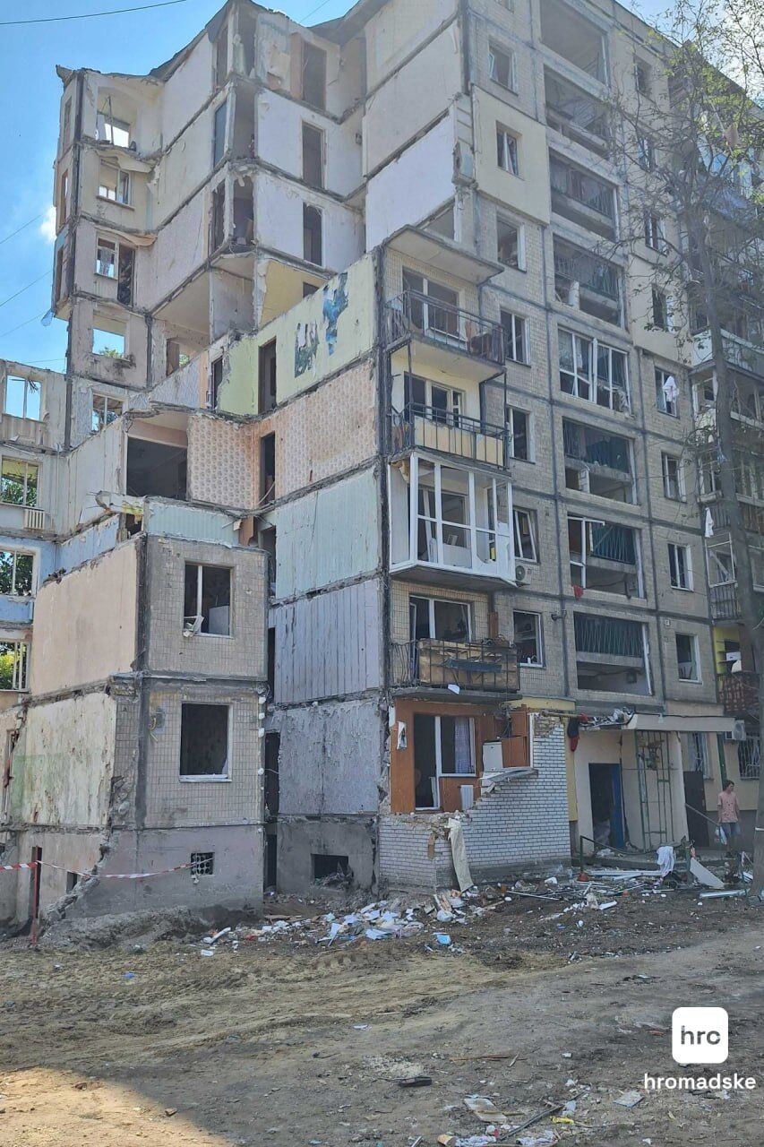 Принесли квіти та дитячі іграшки: у Києві люди вшанували пам'ять загиблих внаслідок обстрілу РФ. Фото та відео