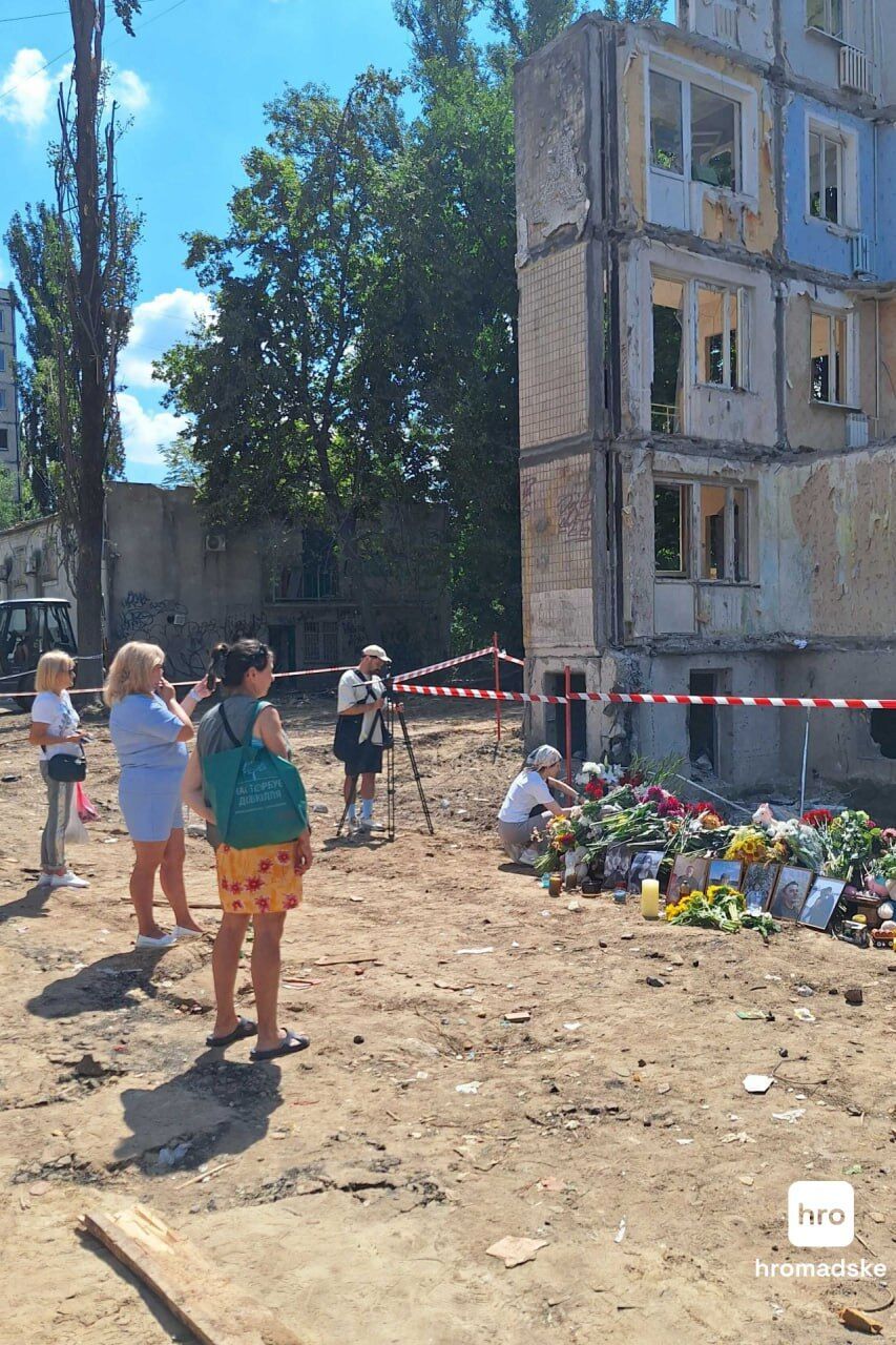 Принесли квіти та дитячі іграшки: у Києві люди вшанували пам'ять загиблих внаслідок обстрілу РФ. Фото та відео