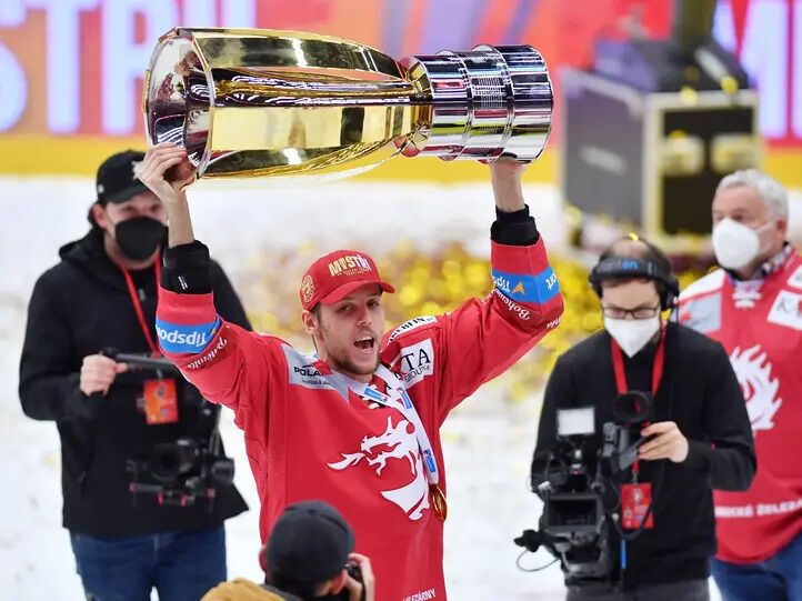 "Україна атакує Росію". Знаменитий словацький хокеїст, який грає в Ярославлі, не бачить "жодних проблем" через війну