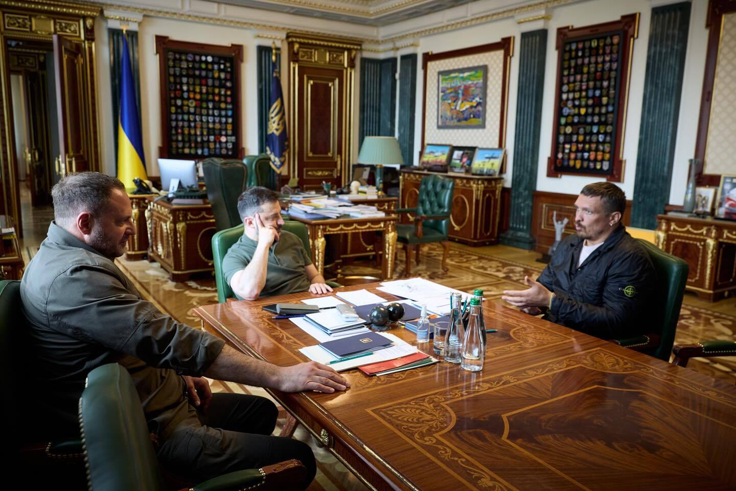 Усик зустрівся із Зеленським та Єрмаком. Фотофакт