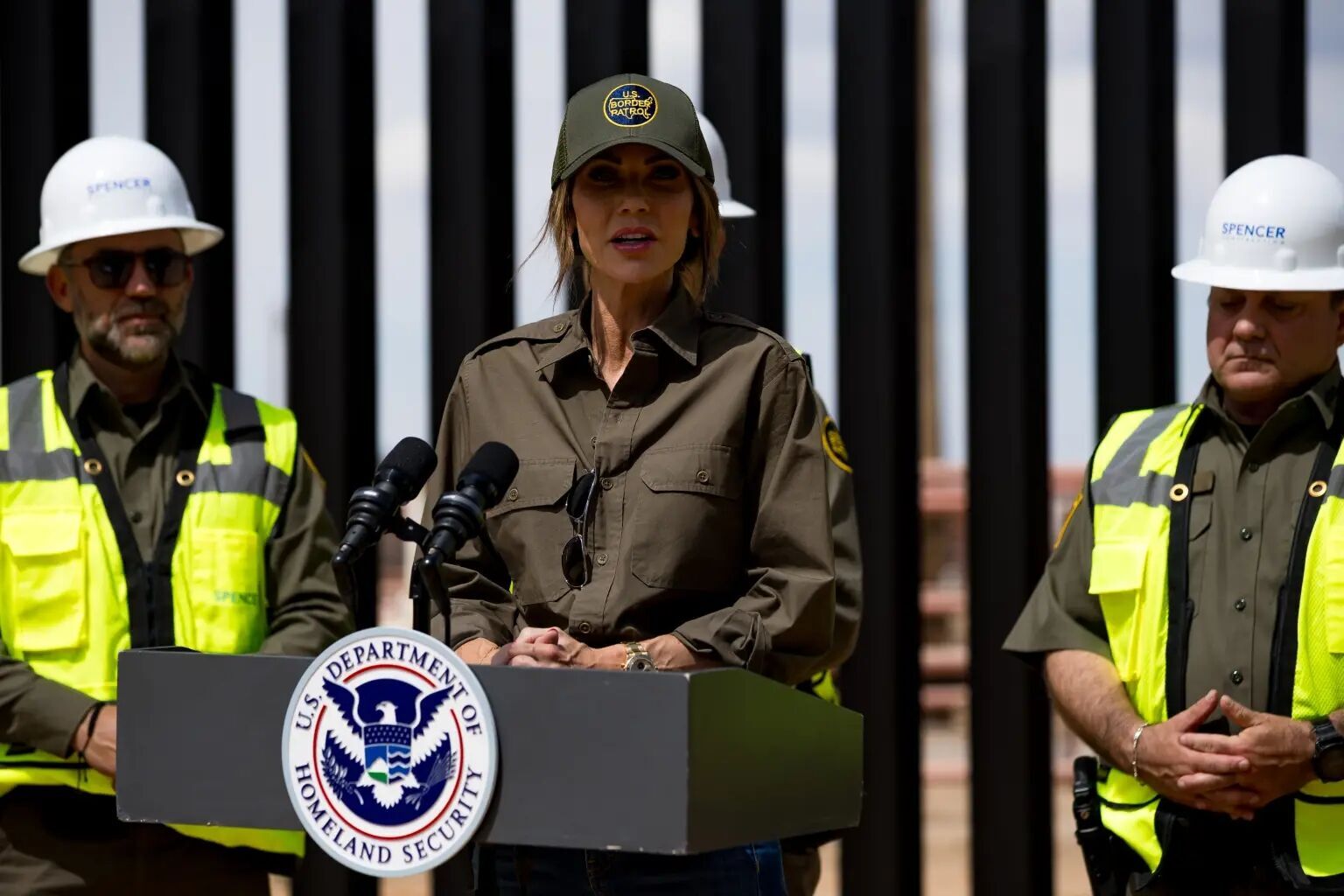 Трамп распорядился покрасить стену на границе с Мексикой в черный цвет: при чем здесь его гольф-клуб и помешает ли решение мигрантам