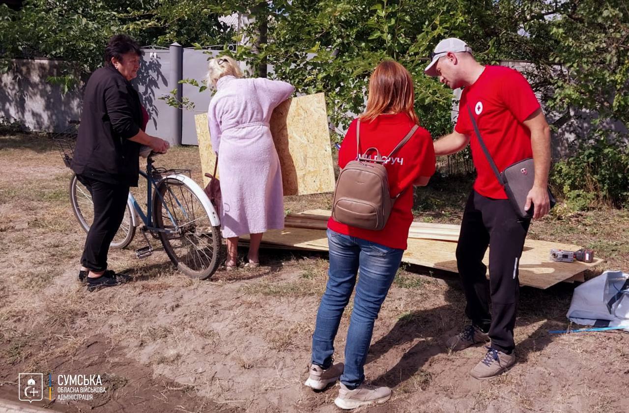 Росія атакувала дронами Охтирку на Сумщині: поранено 14 людей, серед них діти. Фото та відео