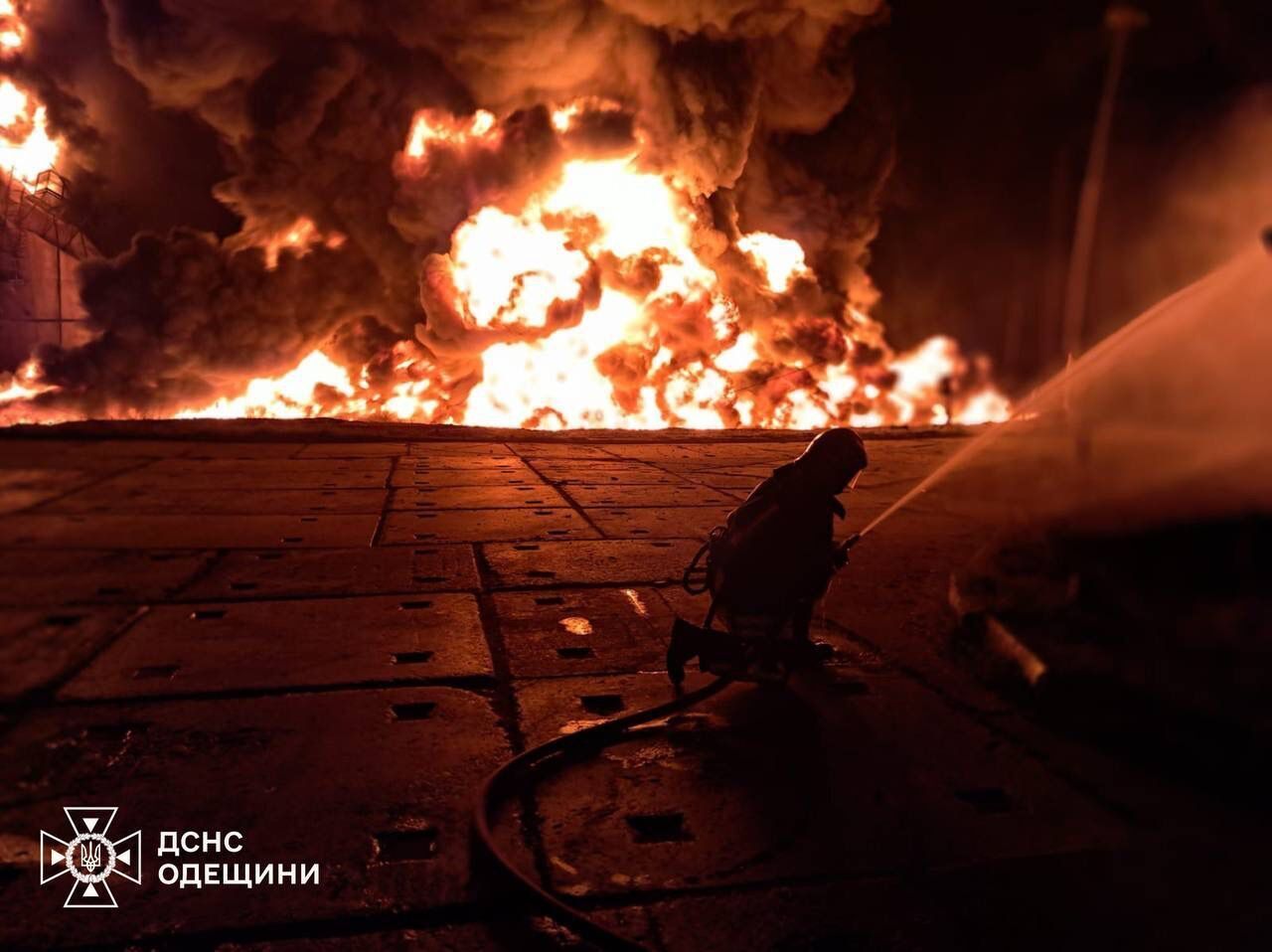 Окупанти вдарили по Одещині: пошкоджено припортову інфраструктуру, постраждала людина. Фото та відео