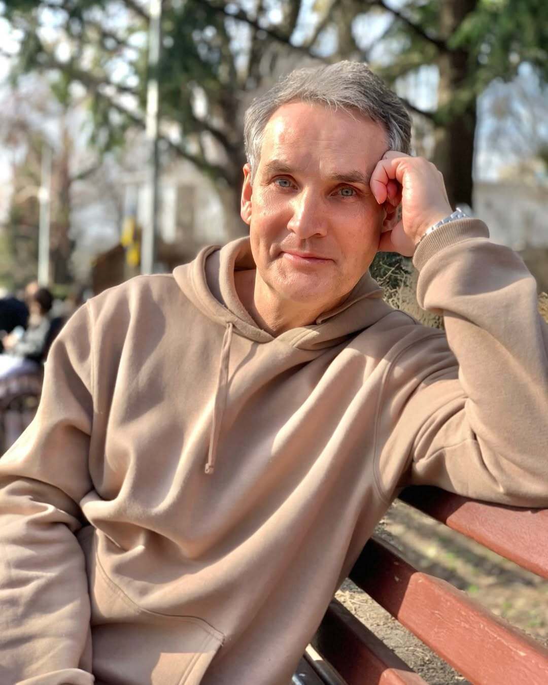 Должны прекратить спектакль, но есть исключение: актер театра пролил свет, что зрители и труппа делают во время воздушной тревоги