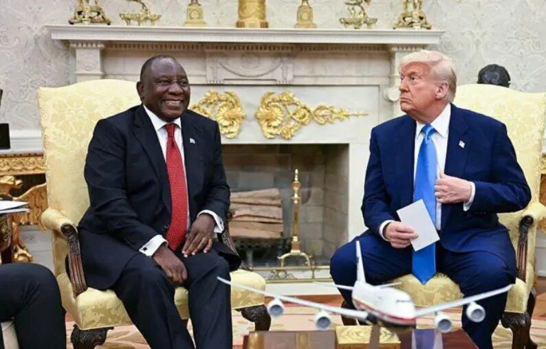 "Обрастает золотом": в сети указали на нюанс с камином в Овальном кабинете при президентстве Трампа. Фото