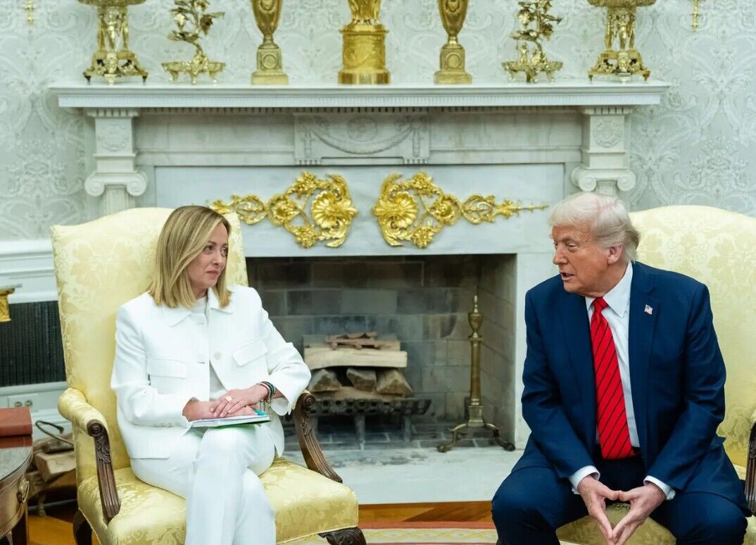 "Обрастает золотом": в сети указали на нюанс с камином в Овальном кабинете при президентстве Трампа. Фото