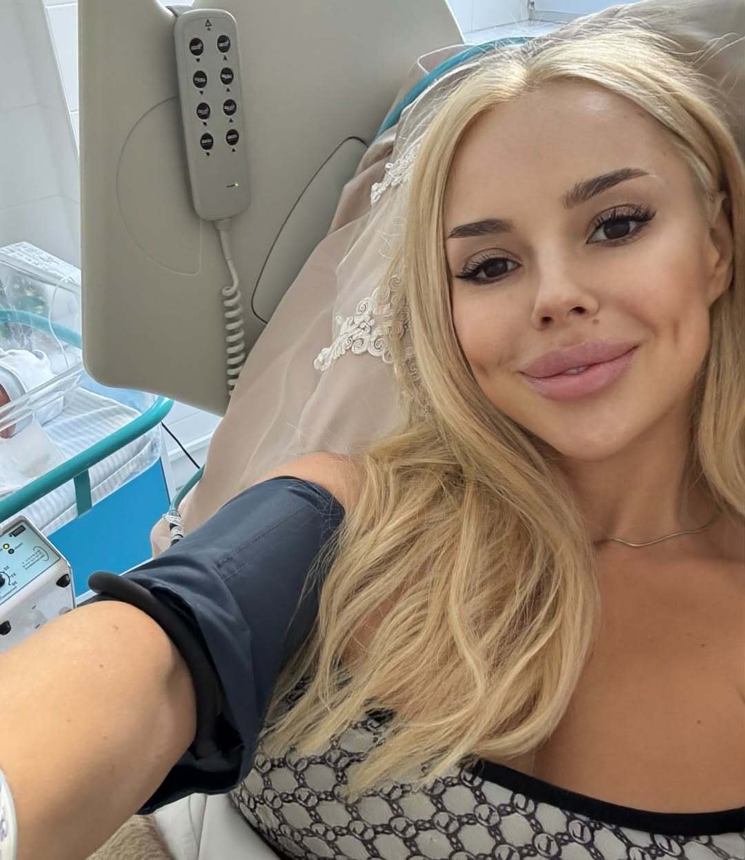 СолоХа в третий раз стала мамой и показала лицо малыша с редким именем. Фото