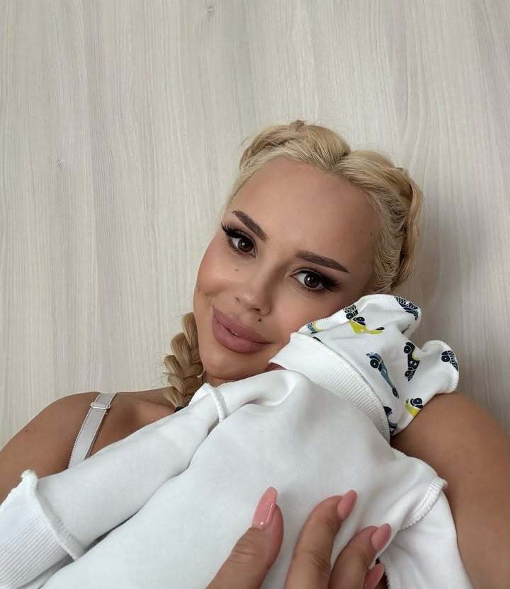 СолоХа в третий раз стала мамой и показала лицо малыша с редким именем. Фото