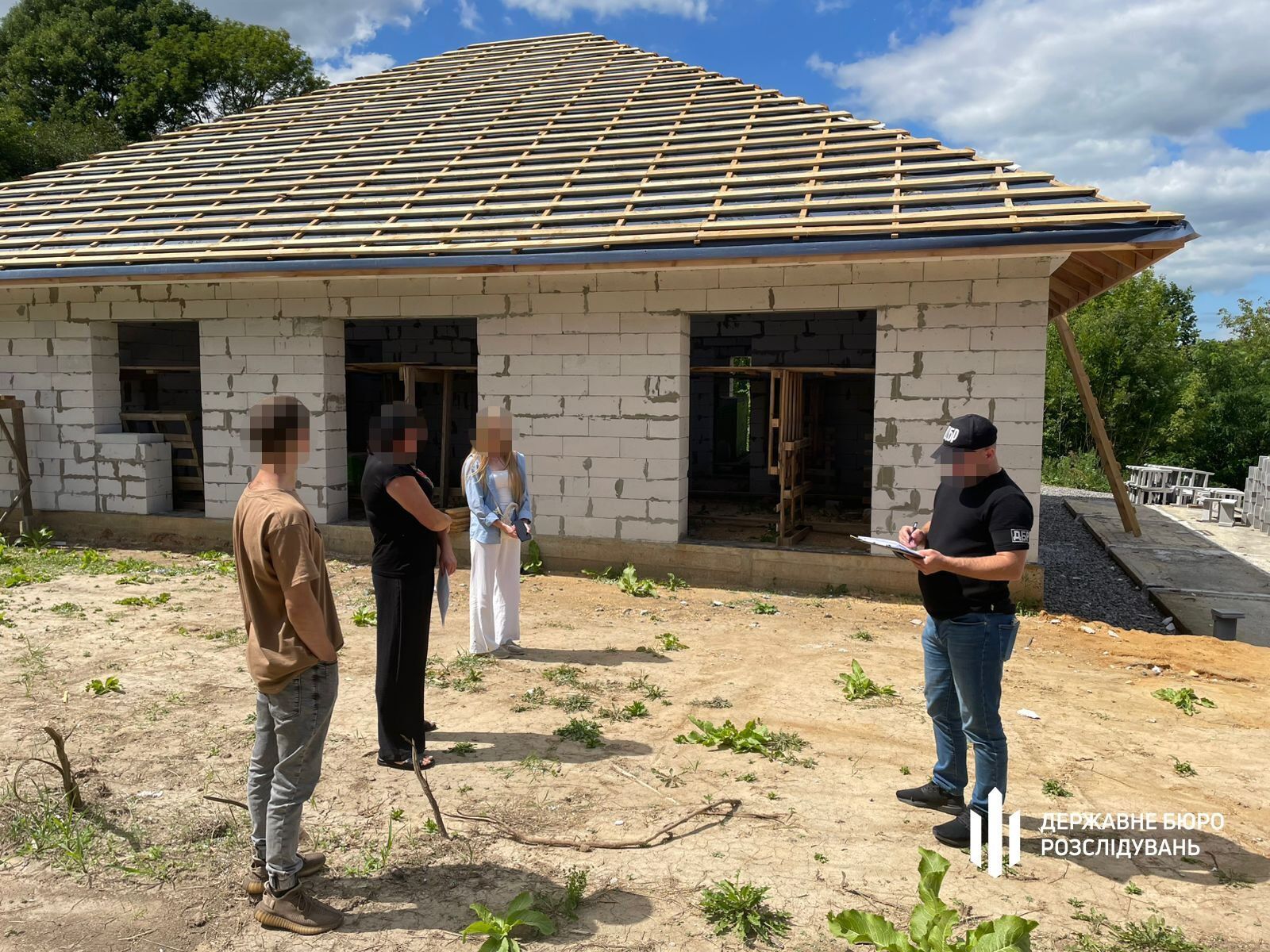 Змушував підлеглих зводити йому будинки: ДБР повідомило про підозру ексначальнику ДСНС на Вінниччині. Фото