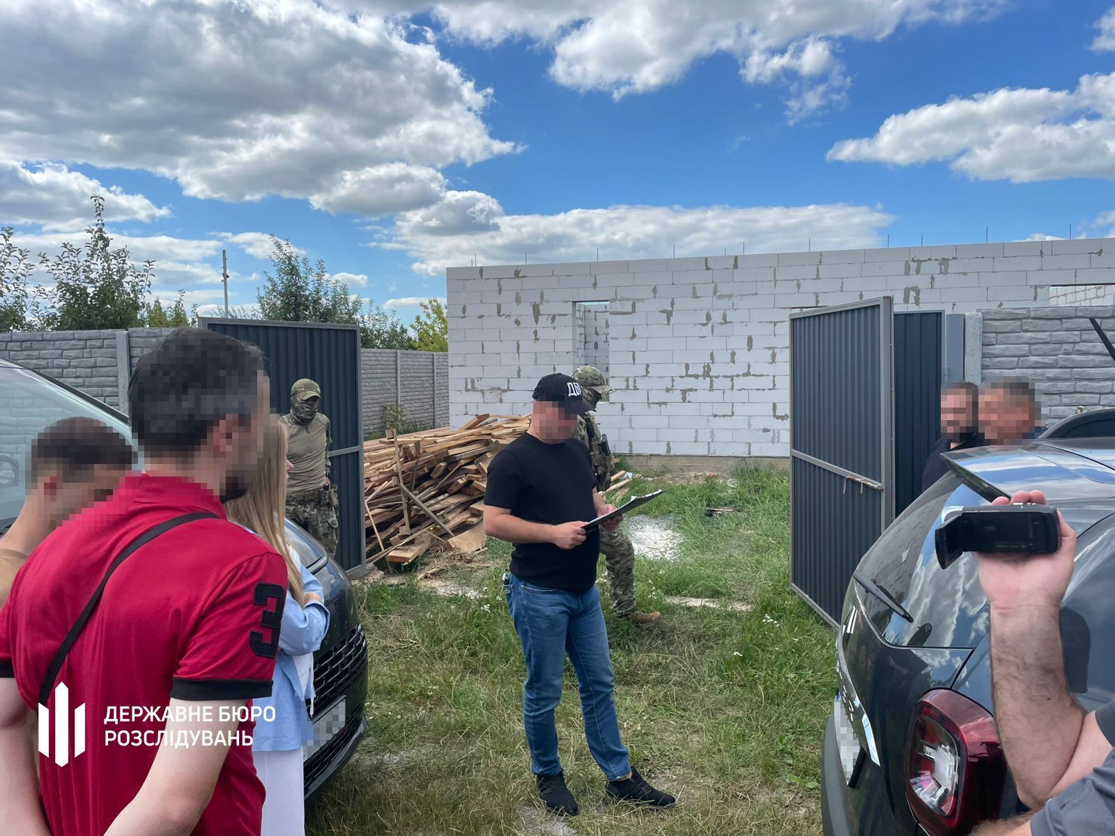 Змушував підлеглих зводити йому будинки: ДБР повідомило про підозру ексначальнику ДСНС на Вінниччині. Фото