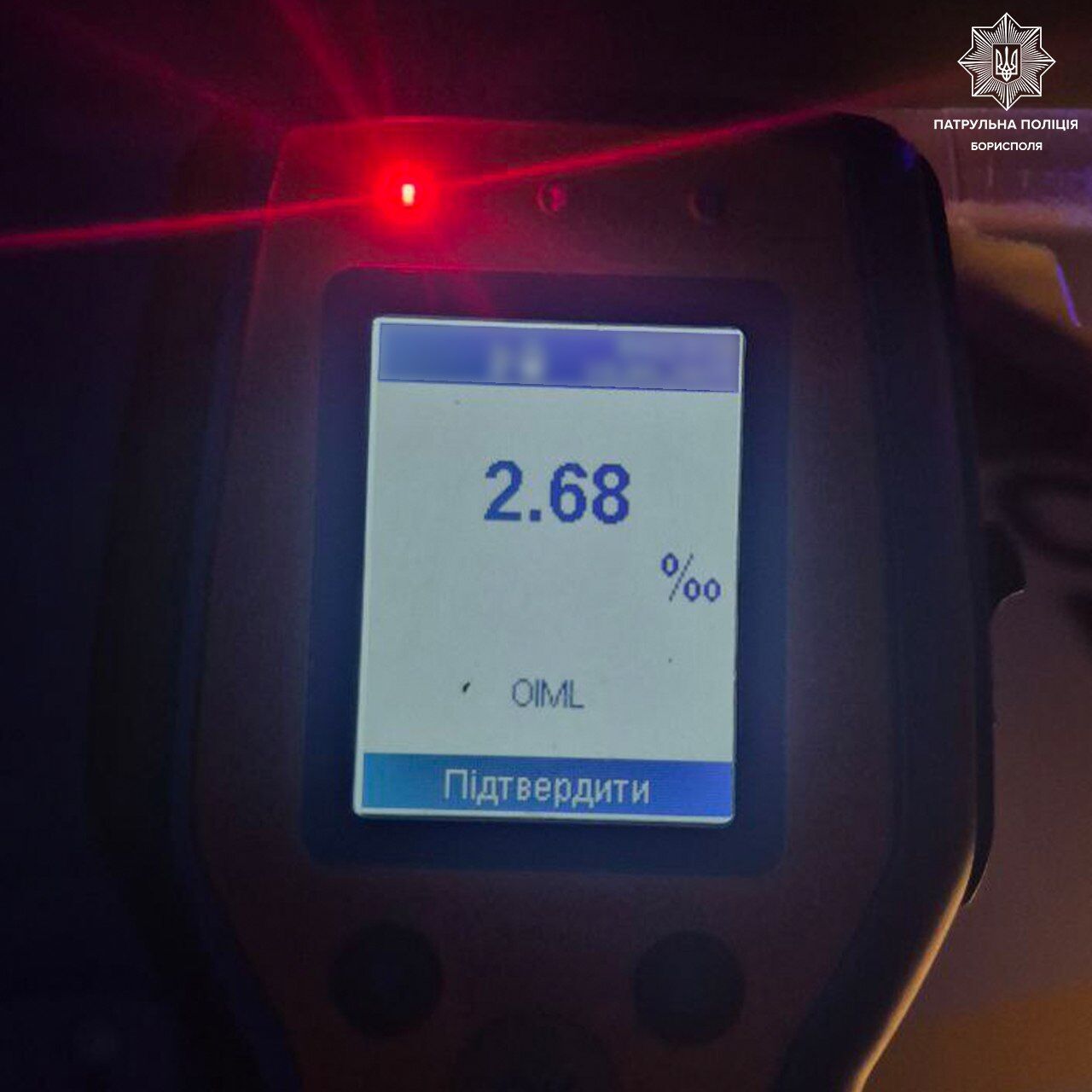 На Київщині п’яний водій вантажівки на швидкості "зніс" понад 20 метрів металевого відбійника. Фото