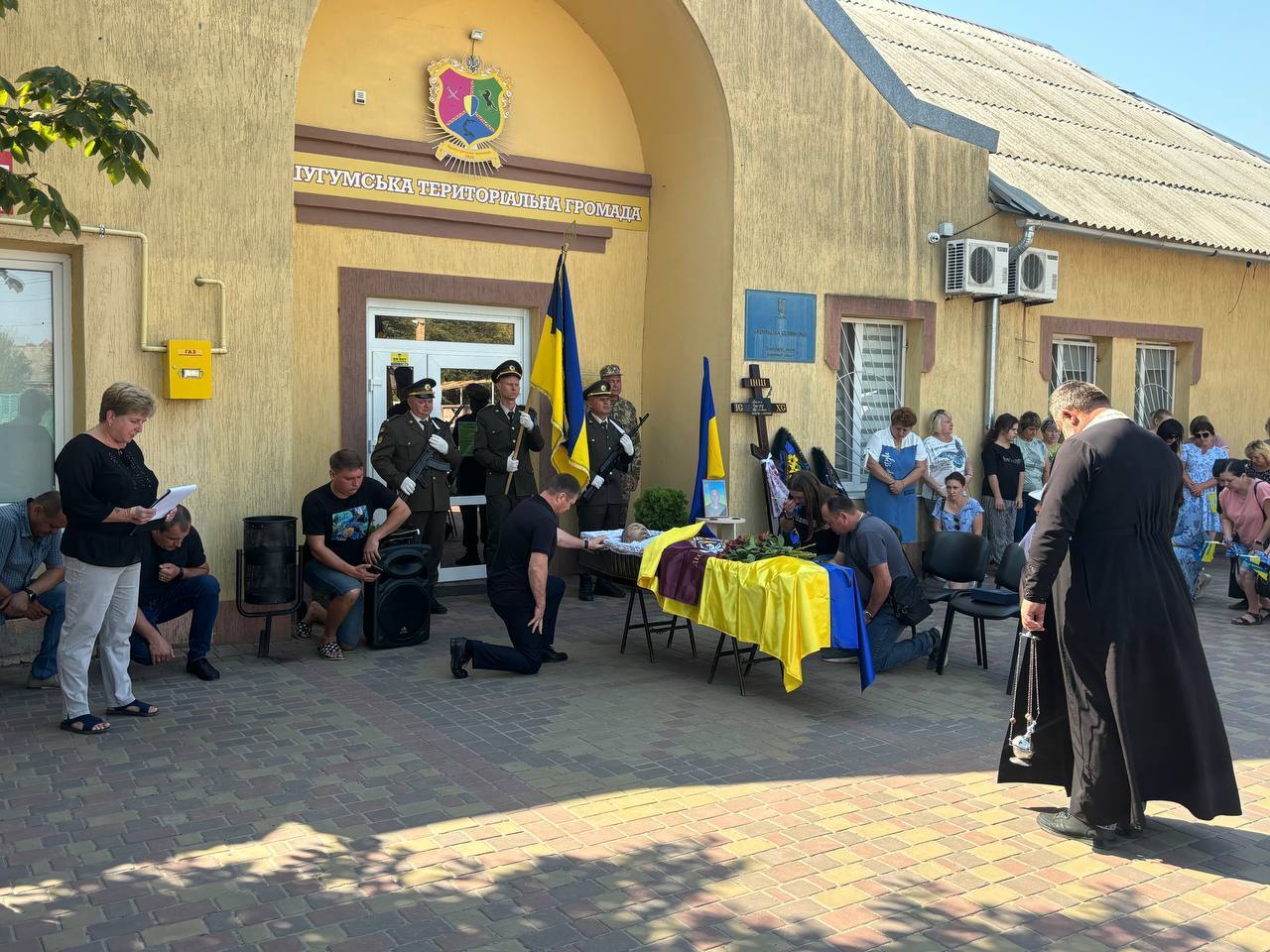 "Був прикладом мужності та стійкості": на Запоріжжі попрощалися з захисником, який загинув на Сумщині. Фото