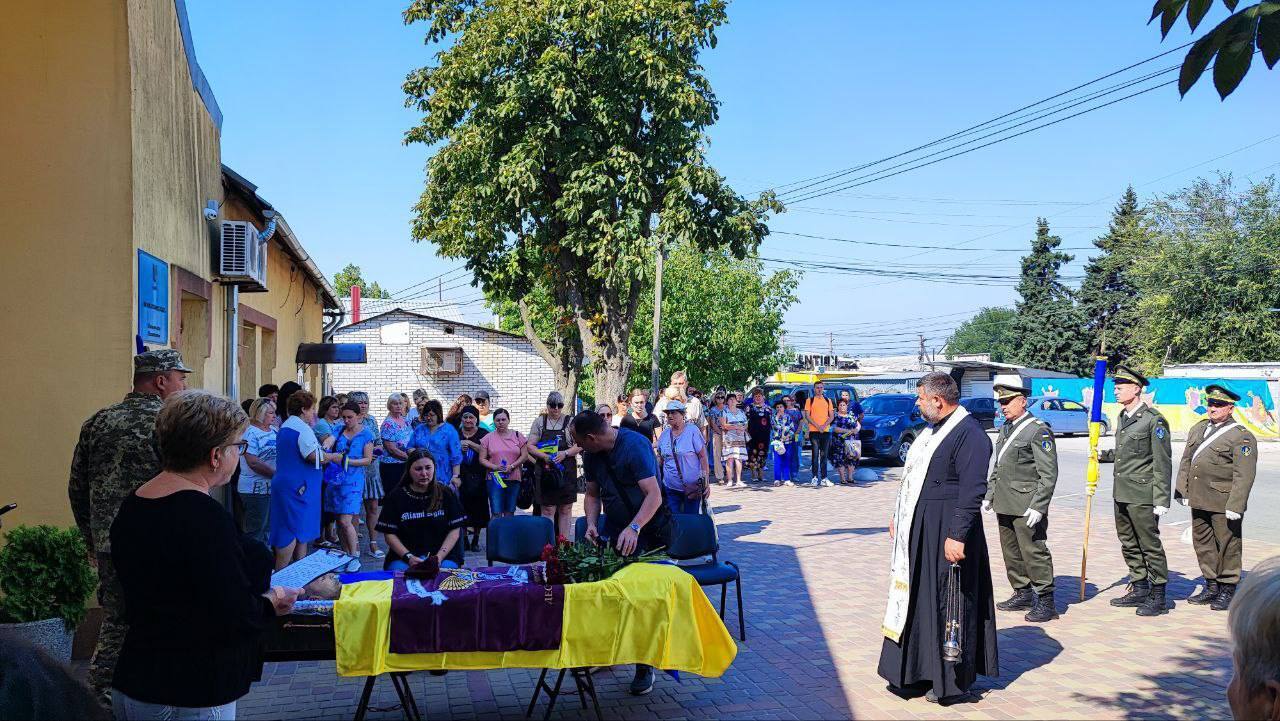 "Був прикладом мужності та стійкості": на Запоріжжі попрощалися з захисником, який загинув на Сумщині. Фото