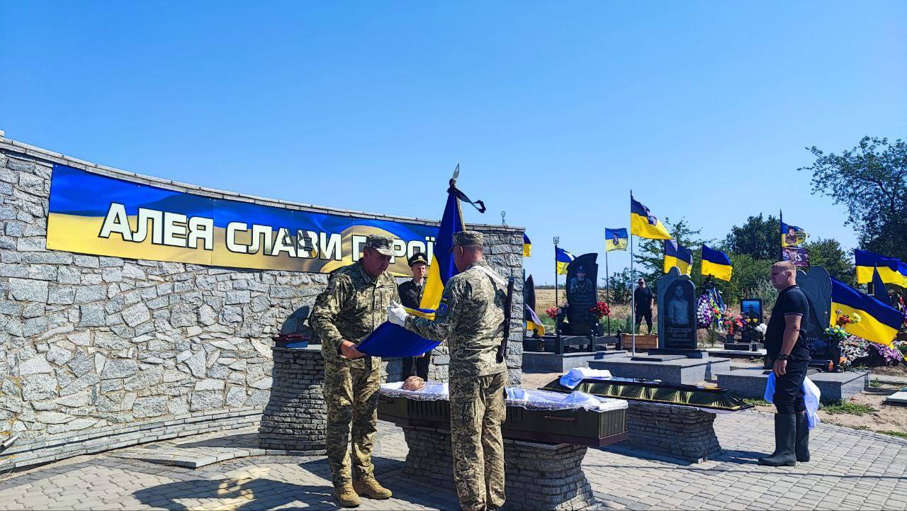 "Був прикладом мужності та стійкості": на Запоріжжі попрощалися з захисником, який загинув на Сумщині. Фото