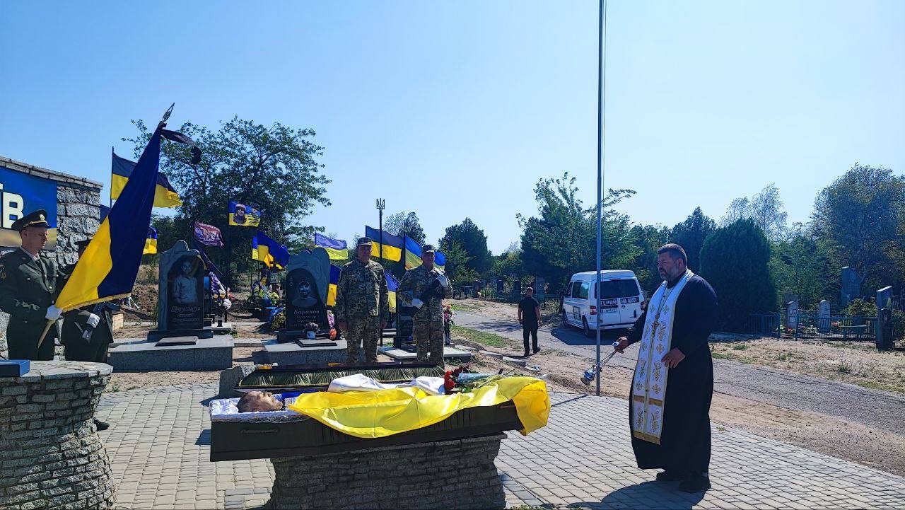 "Був прикладом мужності та стійкості": на Запоріжжі попрощалися з захисником, який загинув на Сумщині. Фото