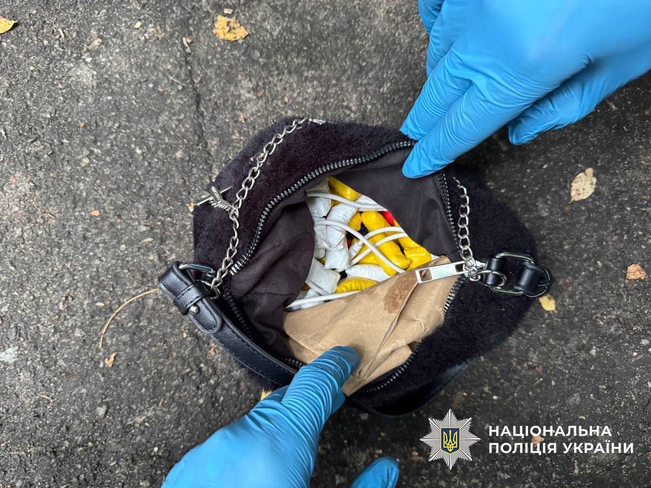 У Києві виявили 16-річну дівчинку, яка робила закладки: вилучили 80 пакунків із "товаром". Фото