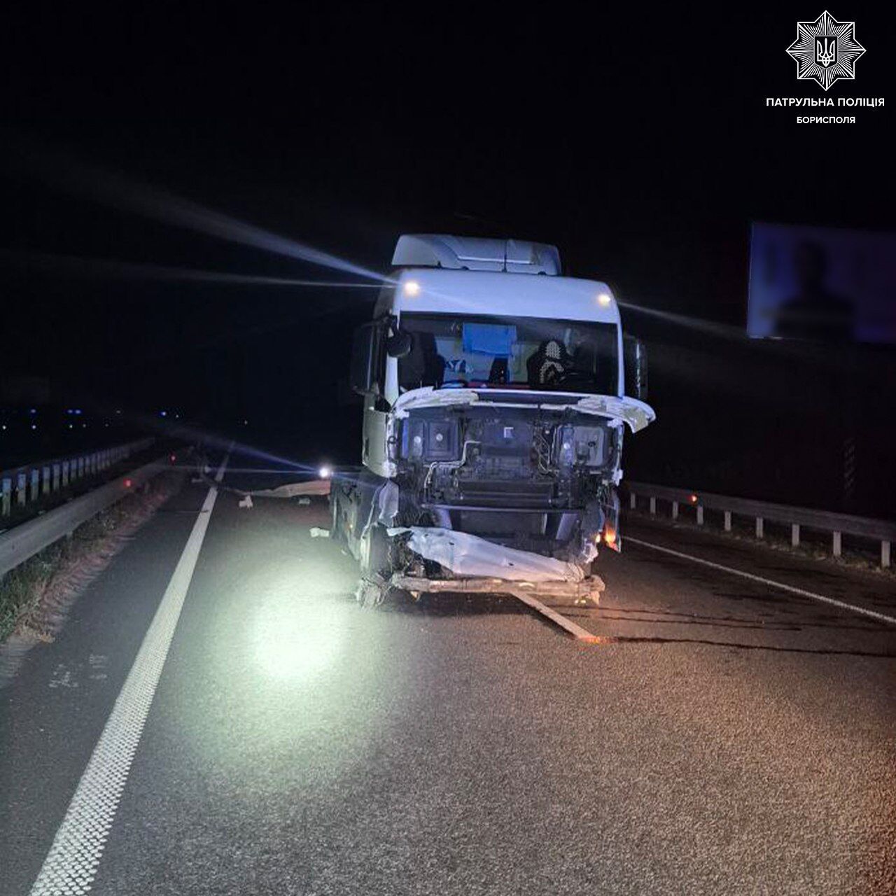 На Київщині п’яний водій вантажівки на швидкості "зніс" понад 20 метрів металевого відбійника. Фото