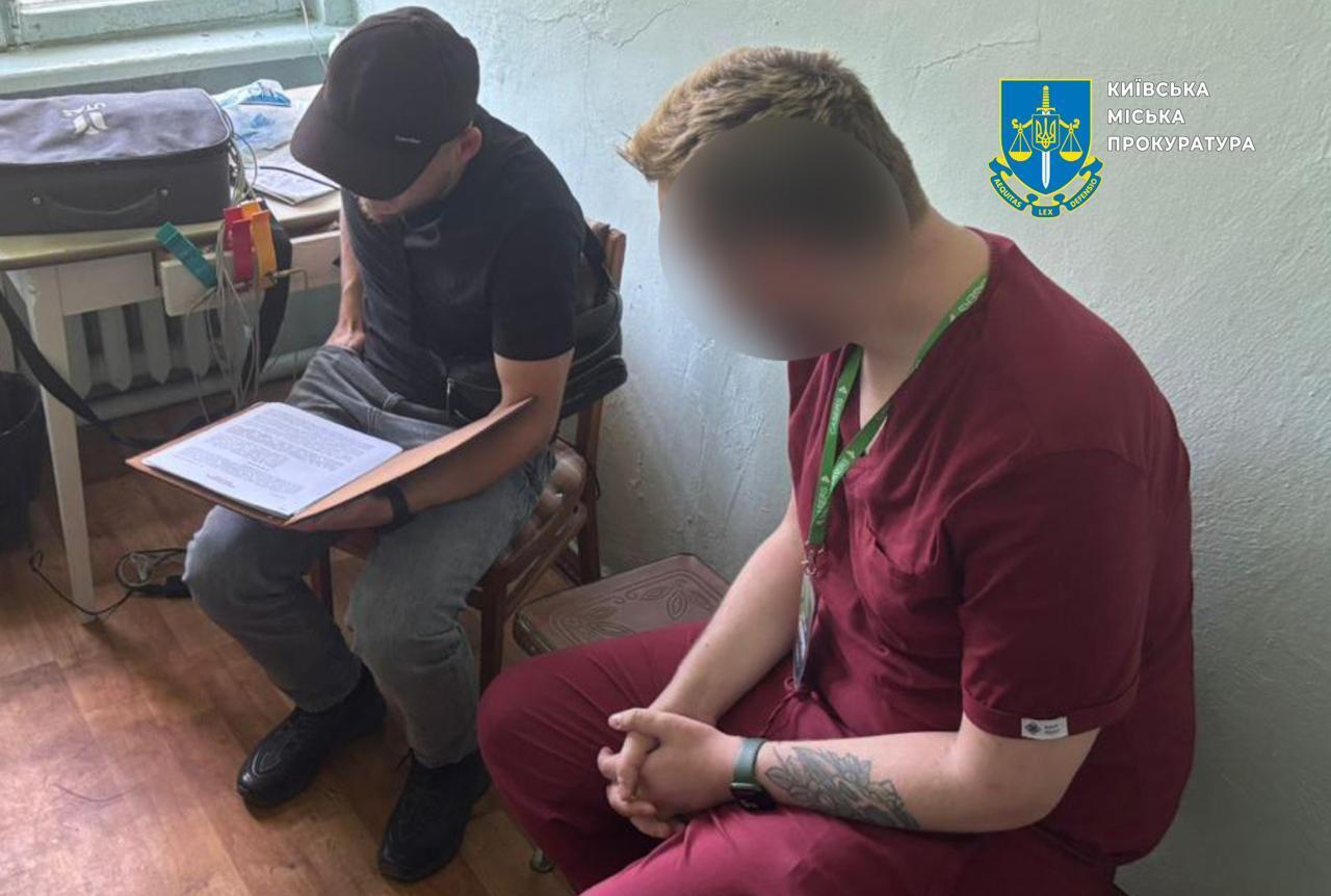 За $11 тыс. организовали уклоняющемуся диагноз: в Киеве разоблачили кардиолога и его посредника. Фото