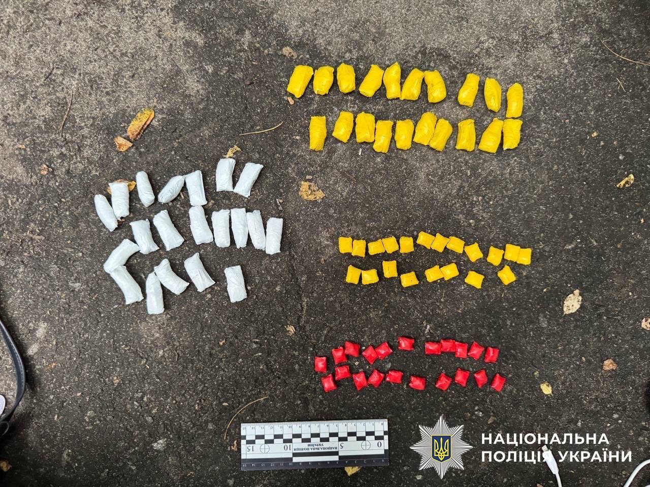 У Києві виявили 16-річну дівчинку, яка робила закладки: вилучили 80 пакунків із "товаром". Фото