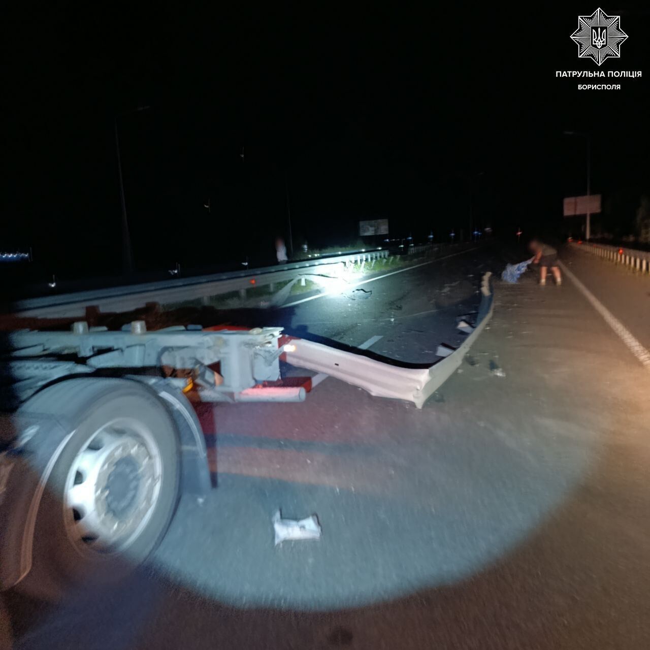 На Київщині п’яний водій вантажівки на швидкості "зніс" понад 20 метрів металевого відбійника. Фото