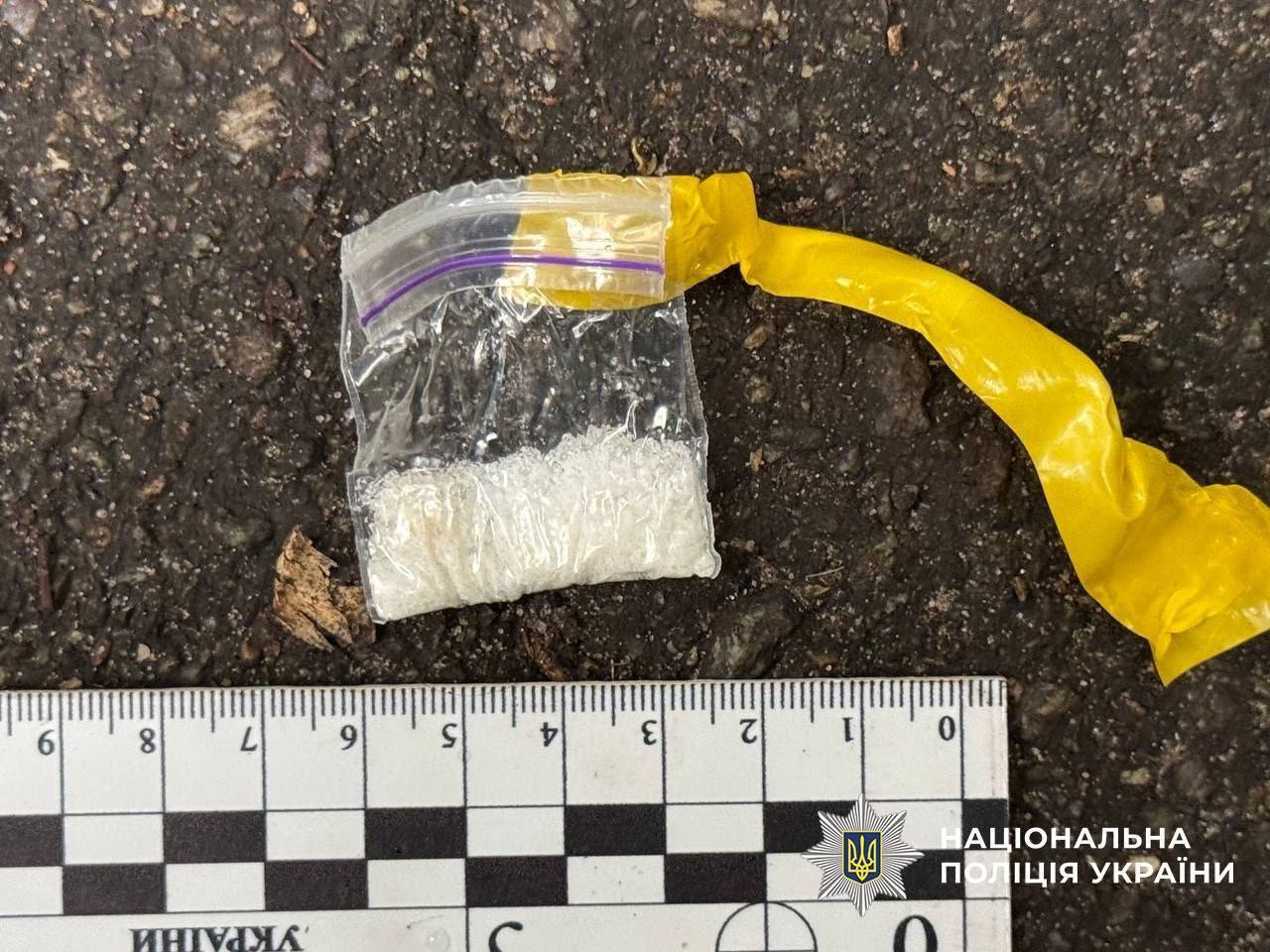 У Києві виявили 16-річну дівчинку, яка робила закладки: вилучили 80 пакунків із "товаром". Фото