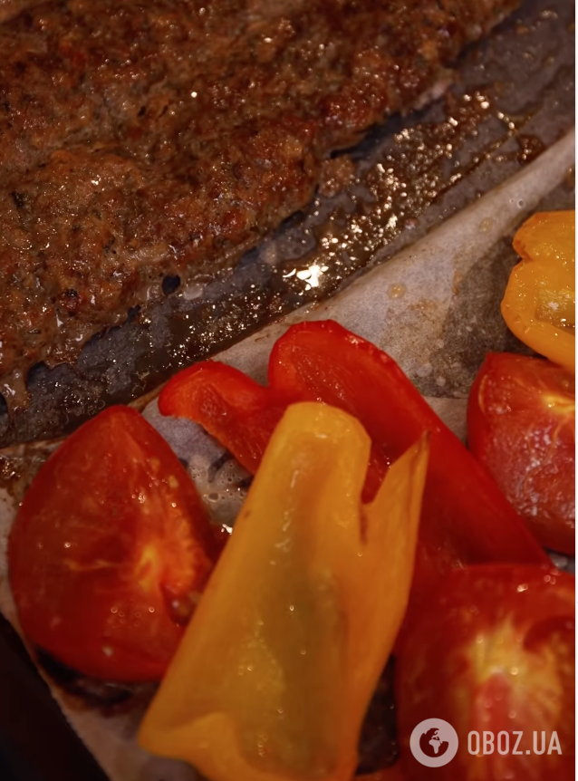 Запеченный люля-кебаб и овощи