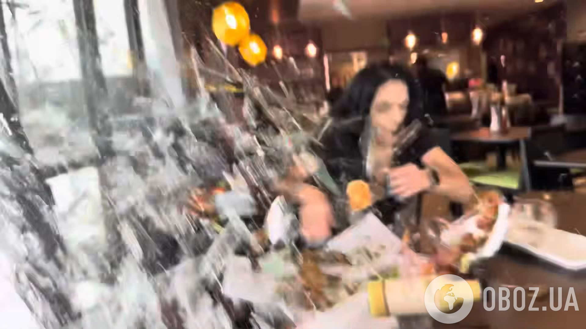 Американские блогеры едва не погибли в ресторане, который протаранил внедорожник: жуткий момент попал на камеру. Видео