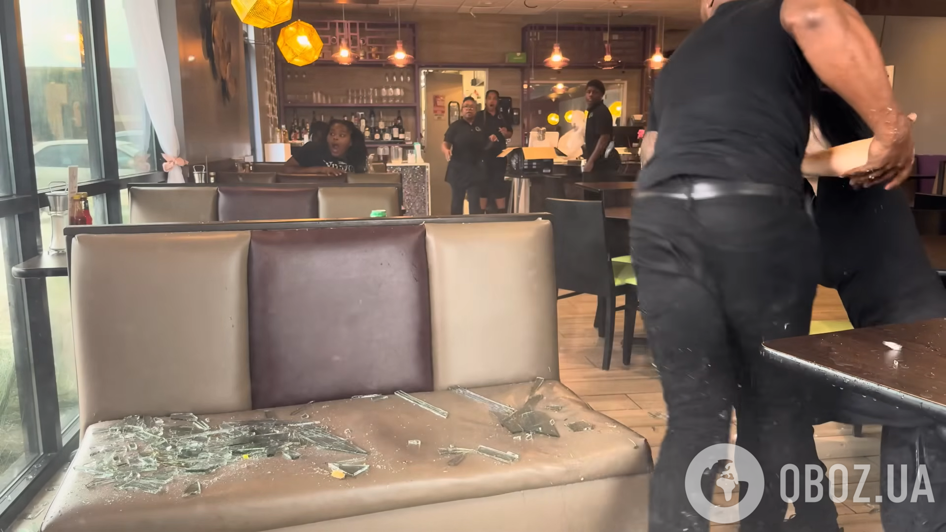 Американские блогеры едва не погибли в ресторане, который протаранил внедорожник: жуткий момент попал на камеру. Видео