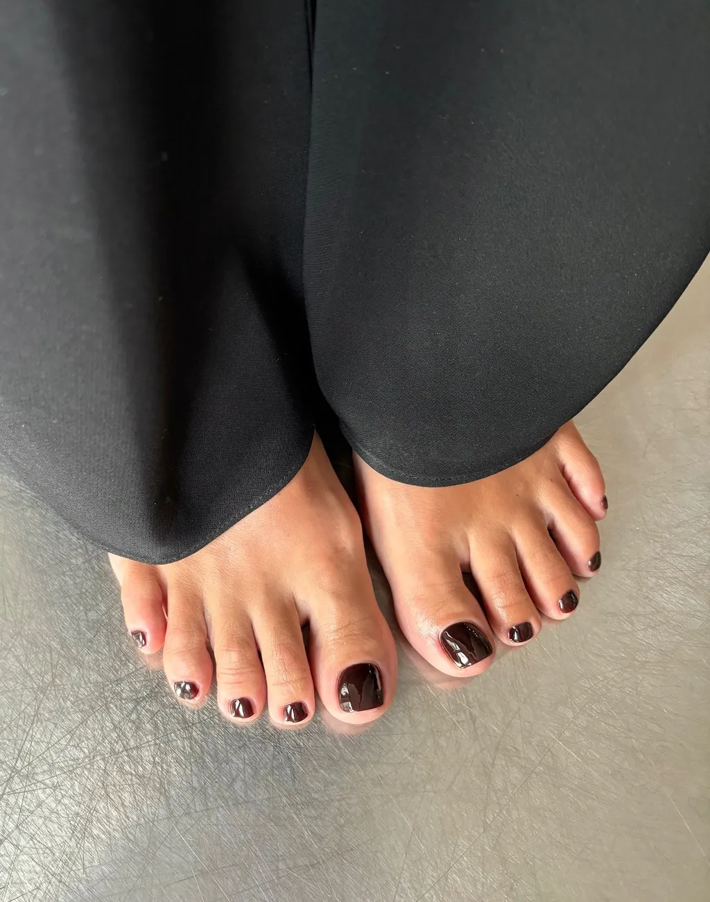 Антитрендовый педикюр стал хитом лета: какой цвет выбирают модницы