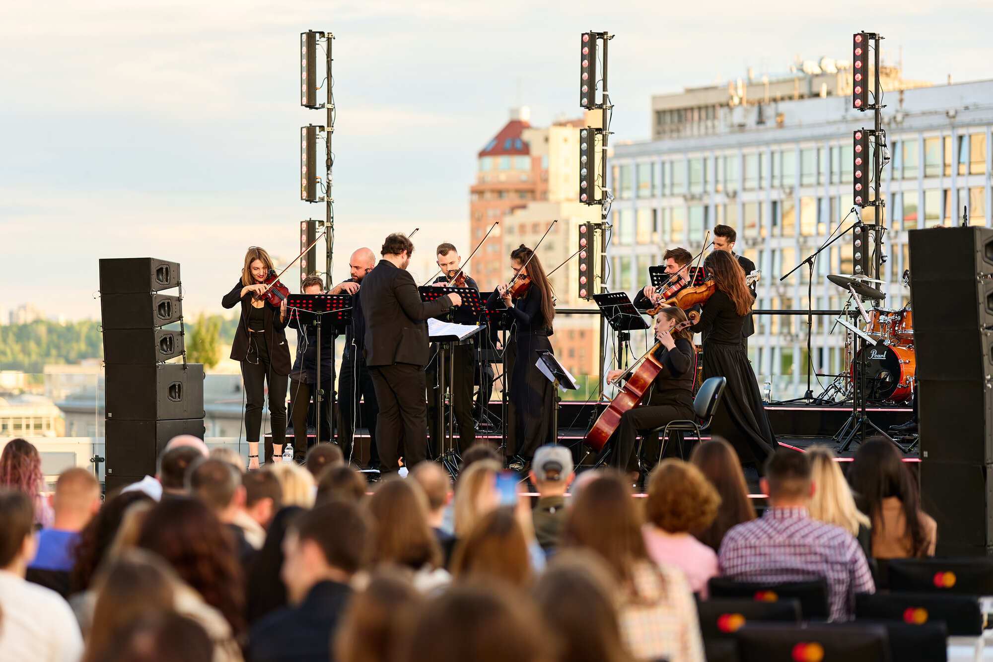 Найкращі хіти світової музики: Mastercard подарує знижки на концерти під відкритим небом у Києві