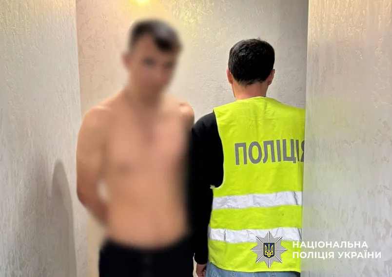 У Києві двоє рецидивістів-"профі" обчистили квартиру на Троєщині. Подробиці та фото