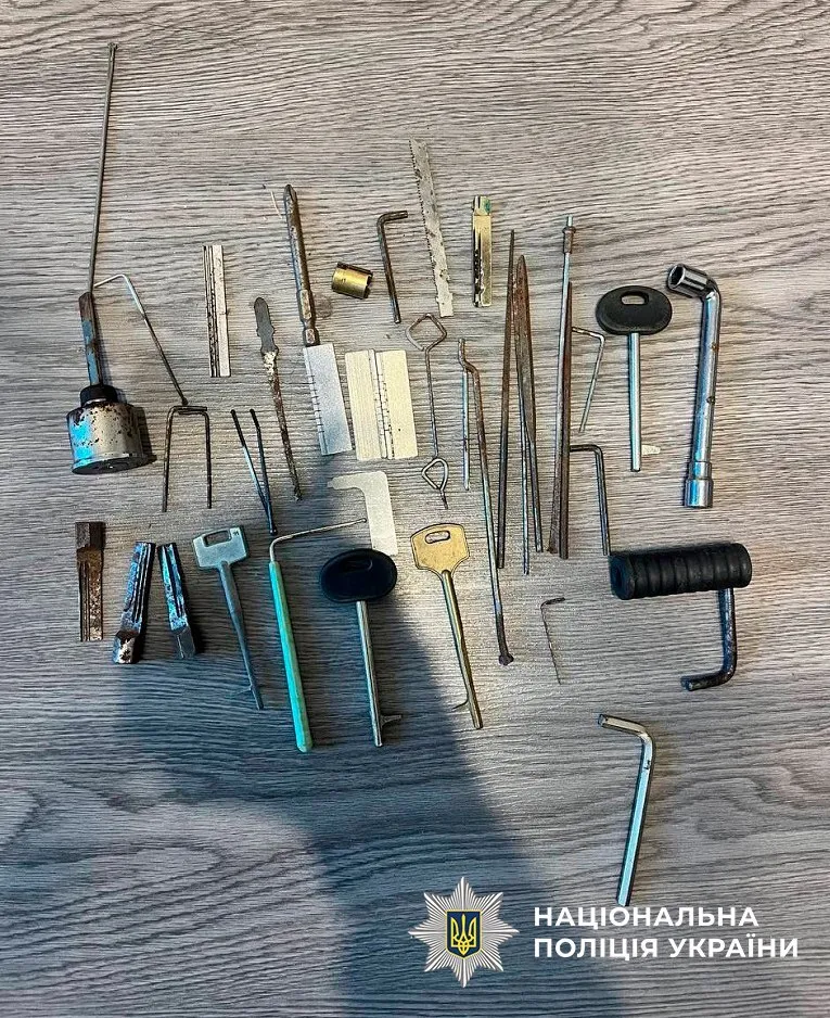 У Києві двоє рецидивістів-"профі" обчистили квартиру на Троєщині. Подробиці та фото