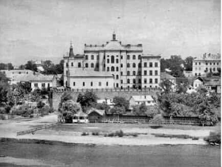 Выглядит величественно: какой была первая высотка Ужгорода. Архивные фото