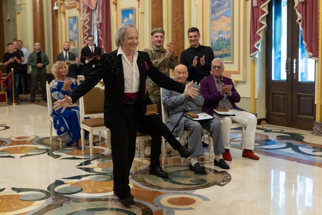 80-летний Василий Зинкевич, который избегает публичности, вышел в свет в эффектном костюме. Редкие фото