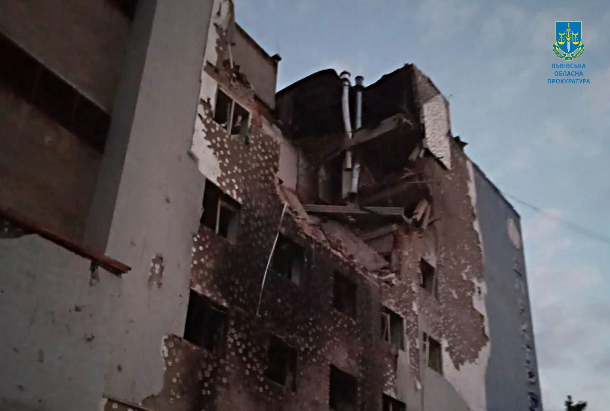 Росія вдарила по Львову дронами та ракетами: є загиблий і постраждалі. Фото й відео