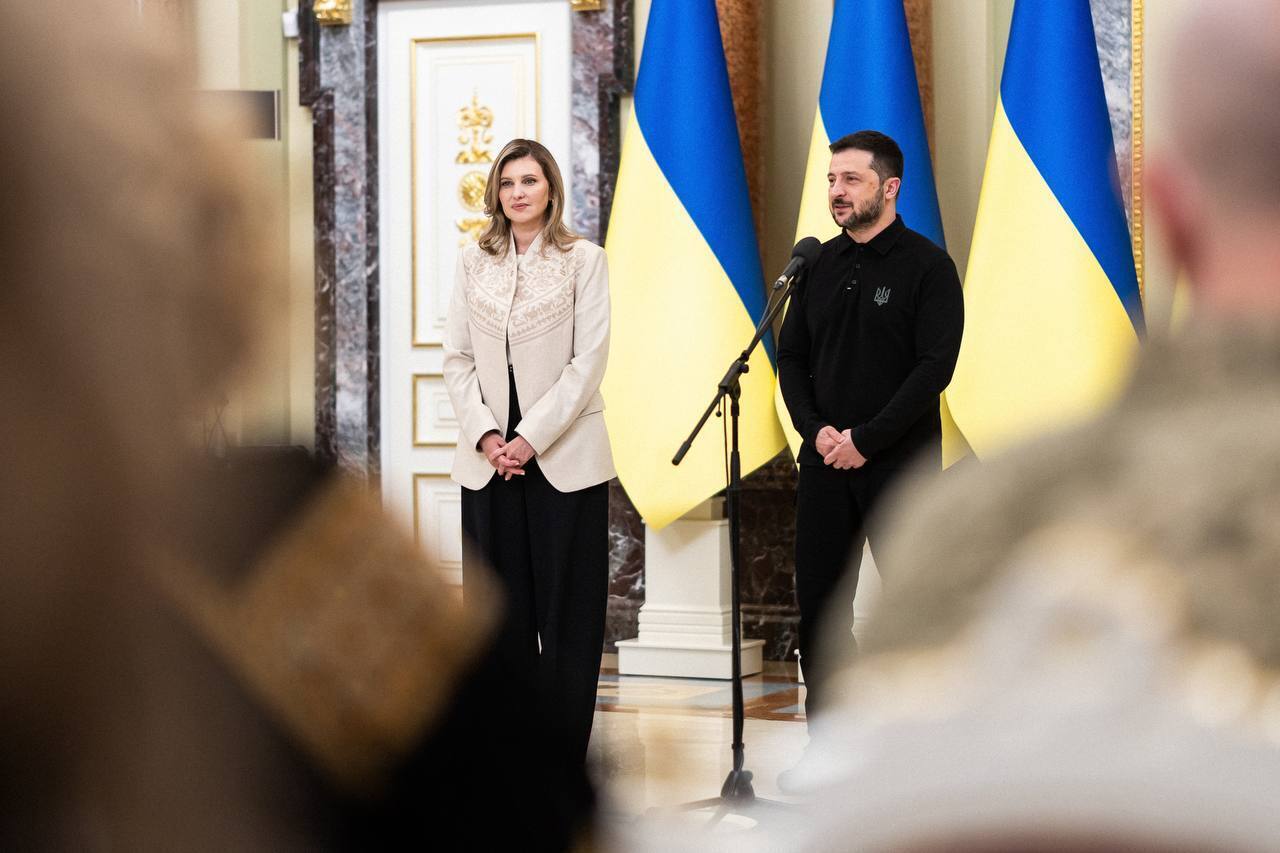 С этническими мотивами: Елена Зеленская поразила роскошным образом в вышитом пиджаке от украинского бренда. Фото