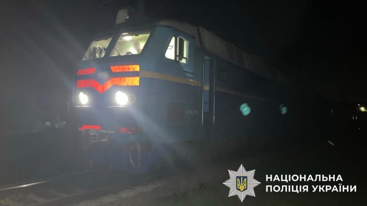 На Київщині чоловік ледь не загинув під колесами потяга: постраждалого госпіталізували. Подробиці та фото