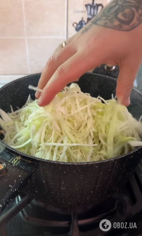 С каким мясом вкусно потушить капусту: бюджетный и очень простой рецепт