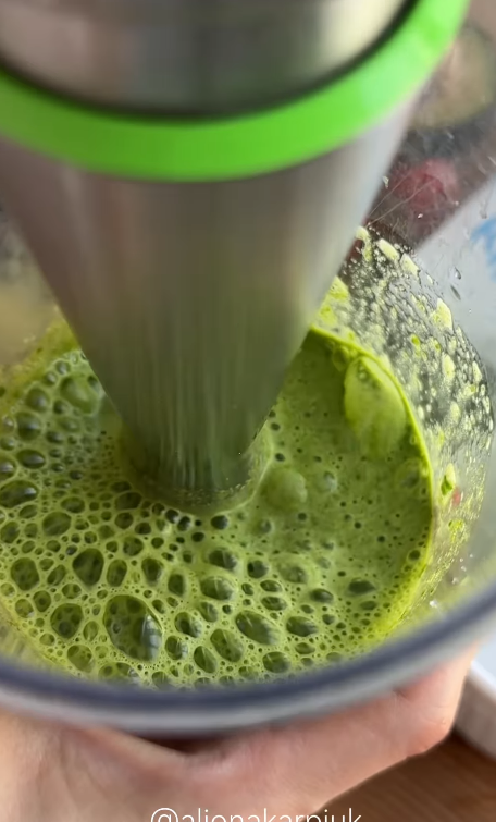 Вкусный шпинатный рулет с икрой и крем-сыром для праздничного стола: делимся простым рецептом