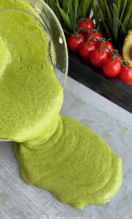 Вкусный шпинатный рулет с икрой и крем-сыром для праздничного стола: делимся простым рецептом