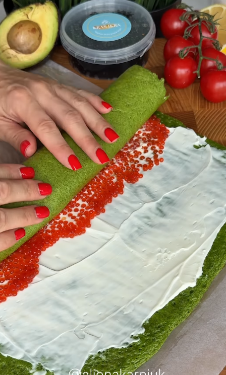 Вкусный шпинатный рулет с икрой и крем-сыром для праздничного стола: делимся простым рецептом