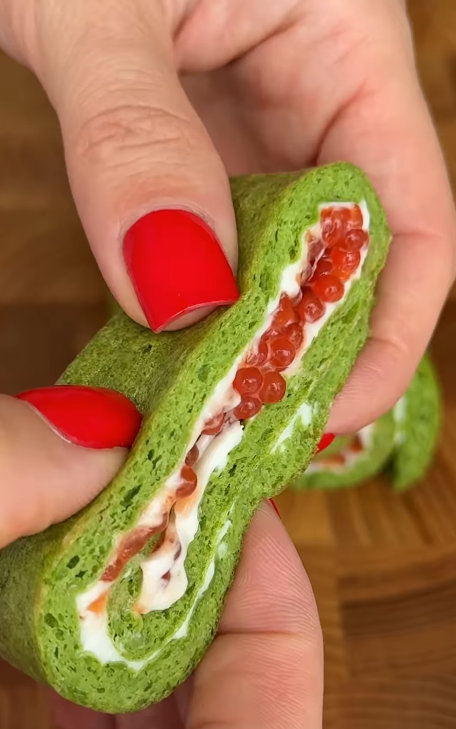Вкусный шпинатный рулет с икрой и крем-сыром для праздничного стола: делимся простым рецептом