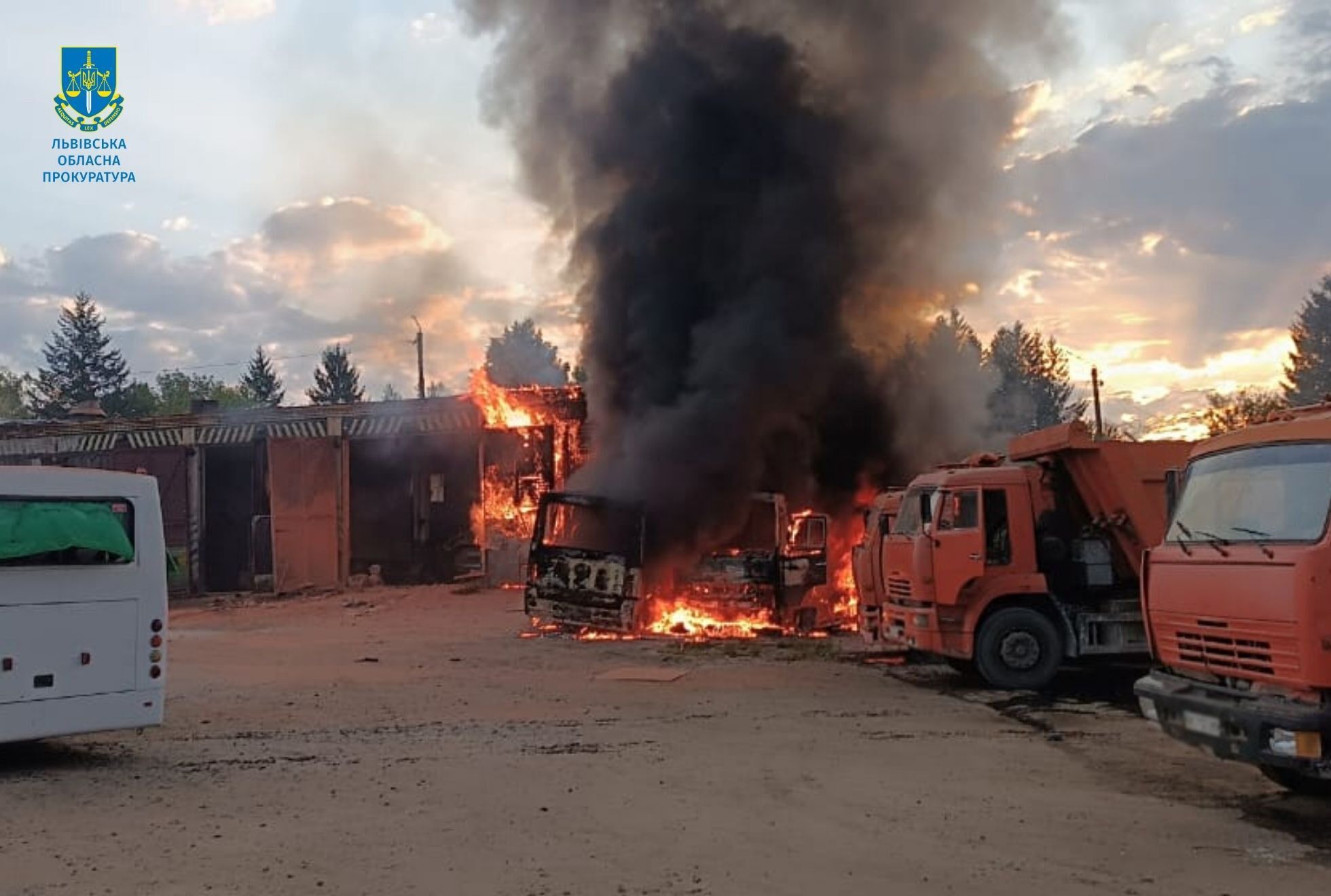 Росія вдарила по Львову дронами та ракетами: є загиблий і постраждалі. Фото й відео