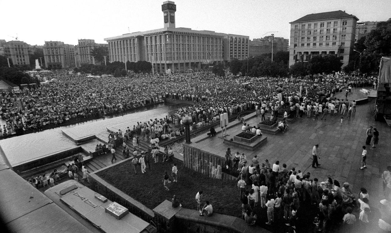 "Братья Гадюкины", салют и тысячи вышиванок: каким был самый первый концерт ко Дню Независимости Украины и почему он состоялся не 24 августа