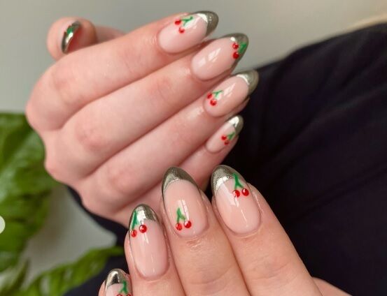 Вишневый маникюр все еще в моде: как стилизовать