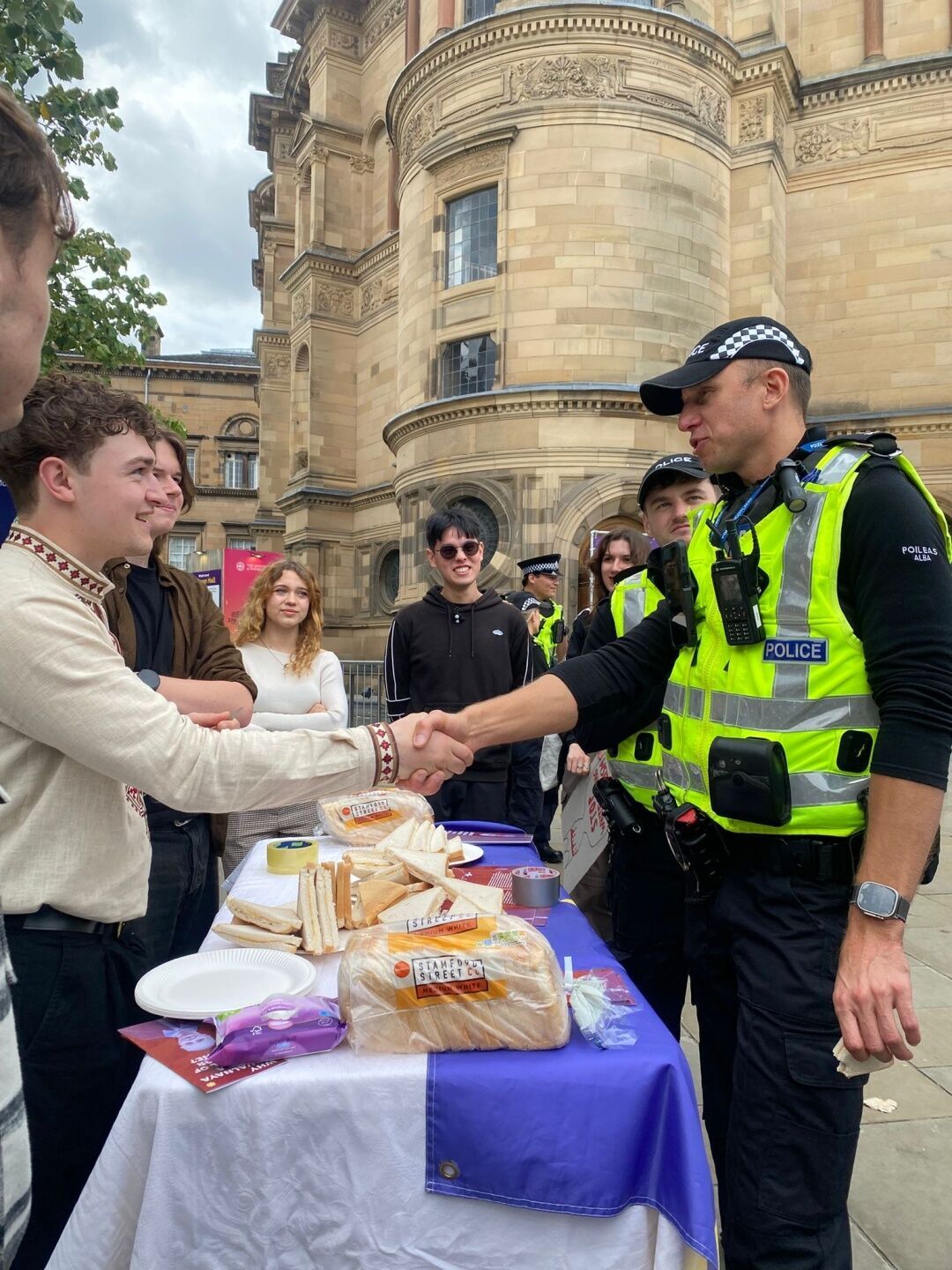 "Крым – это Украина": в Шотландии украинские студенты вышли на акцию против выступления Навальной. Фото