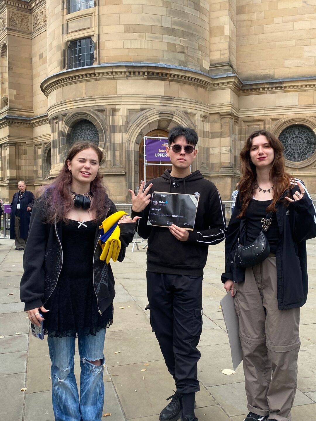 "Крым – это Украина": в Шотландии украинские студенты вышли на акцию против выступления Навальной. Фото