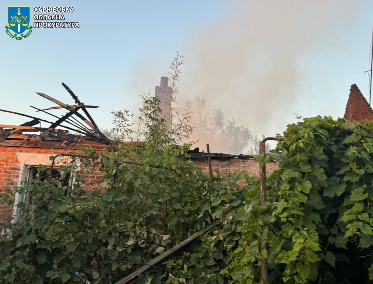 Оккупанты ударили по поселку на Харьковщине: есть жертва, три человека пострадали. Фото